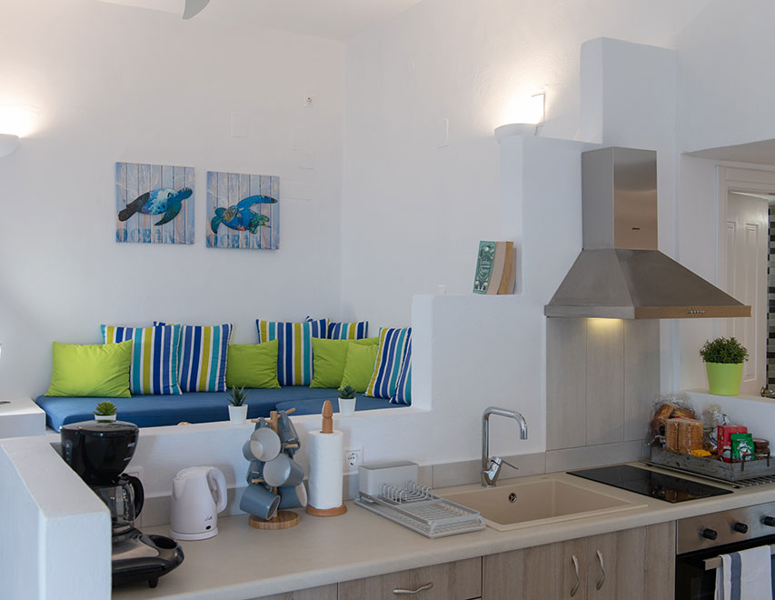 Grey House Sifnos - Η κουζίνα και το καθιστικό